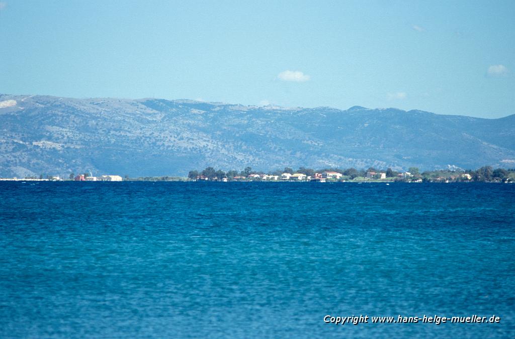 Blick von Petriti zur gegenüberliegenden Küste