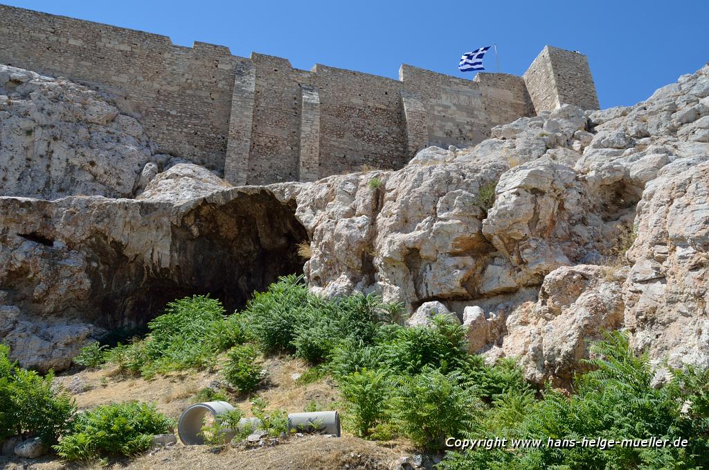 Blick vom Weg zur Akropolis auf Akropolis (Felsen, Mauer)