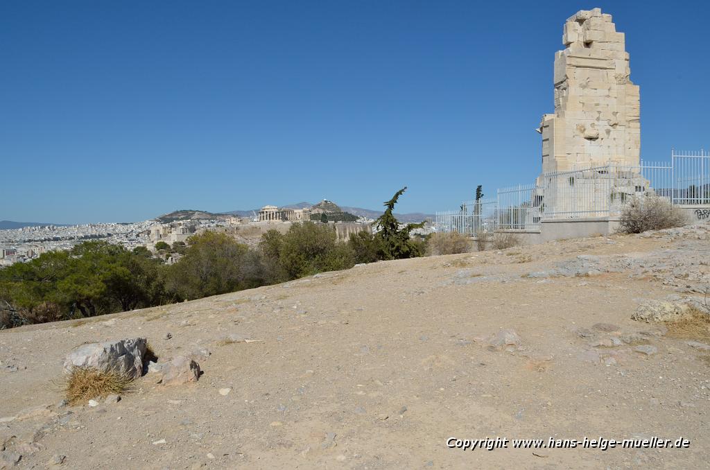 Μνημείο Φιλοπάππου από πίσω, Ακρόπολη
