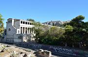 S-Bahn-Strecke, im Hintergrund die Archäa Agora, die Akropolis