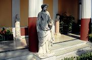Statuen vor Achilleon